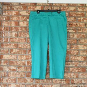 New Directions Green Capri Pants  NWT